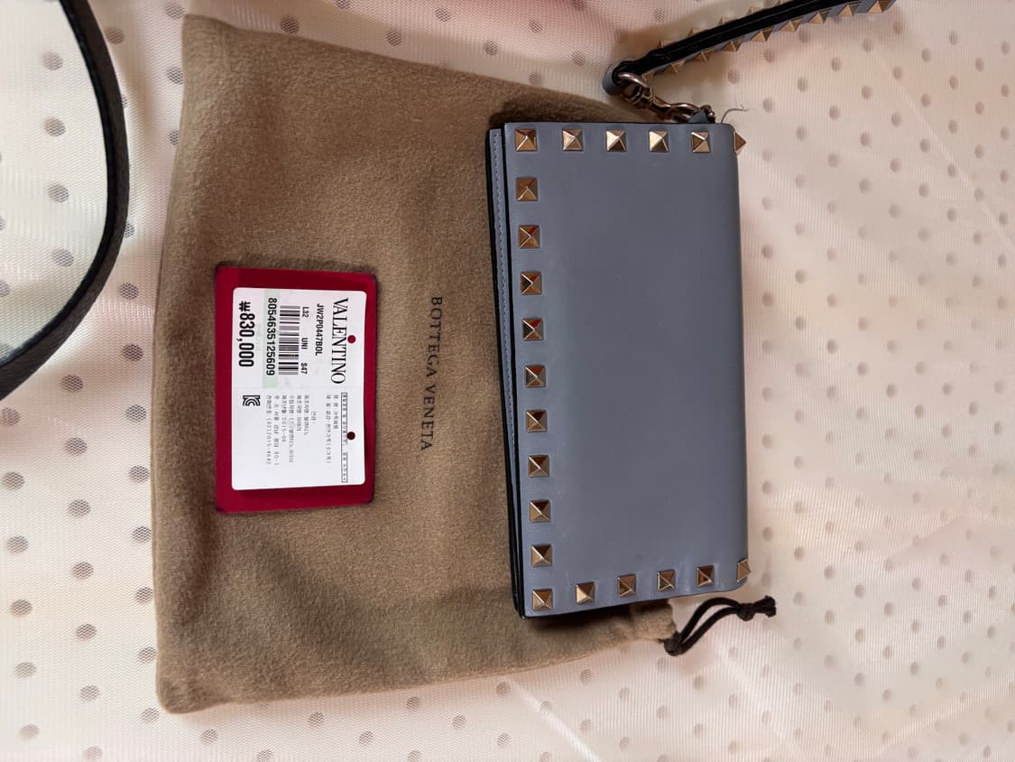 발렌티노 가라바니 락스터드 카프스킨 지갑 상품이미지1