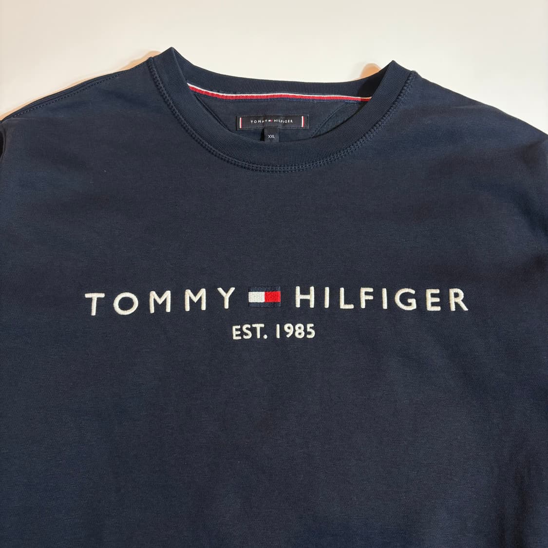 타미힐피거 네이비 에센셜 자수 로고 맨투맨 상품이미지2