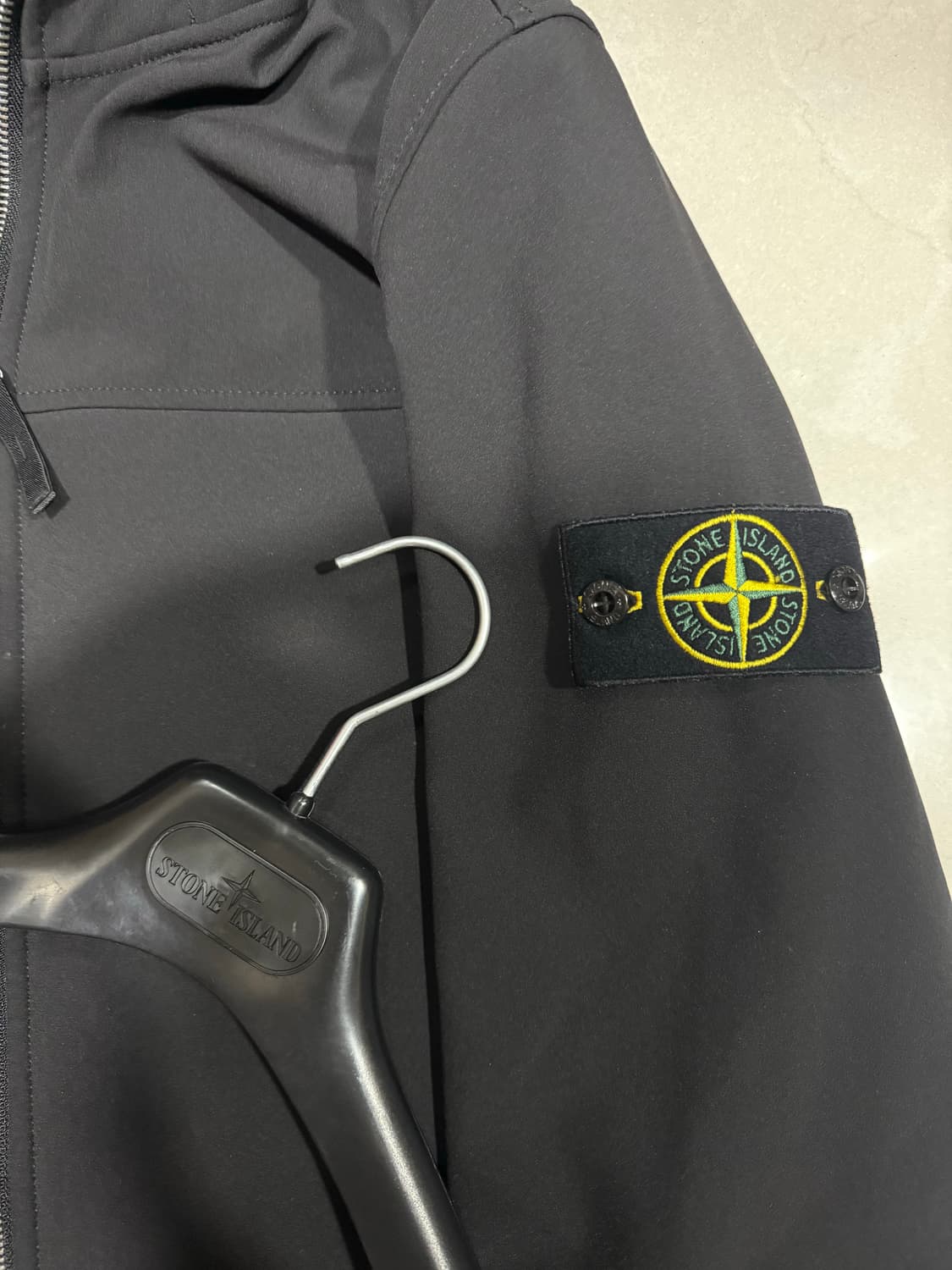 [당일출고,새상품급] 스톤아일랜드 소프트쉘 바람막이 L 상품이미지2