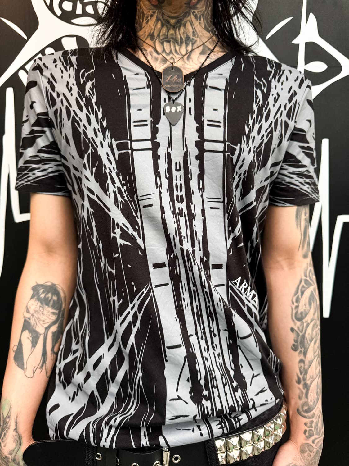 Armani Exchange – Graphic V-Neck T-Shirt 상품이미지3