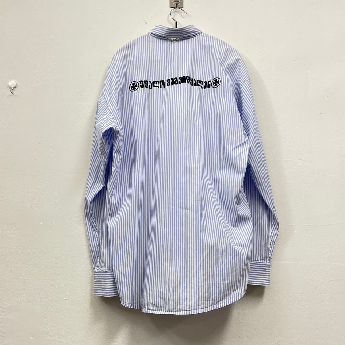 베트멍 VETEMENTS 백로고 메탈링 스프라이트 셔츠 M 상품이미지2