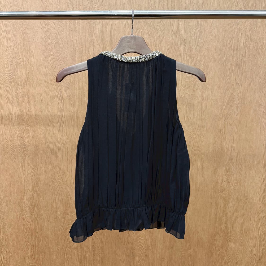 마쥬 슬리브리스 블라우스 브이넥 골드 비즈 트리밍 레이스 디테일 블랙 상품이미지3