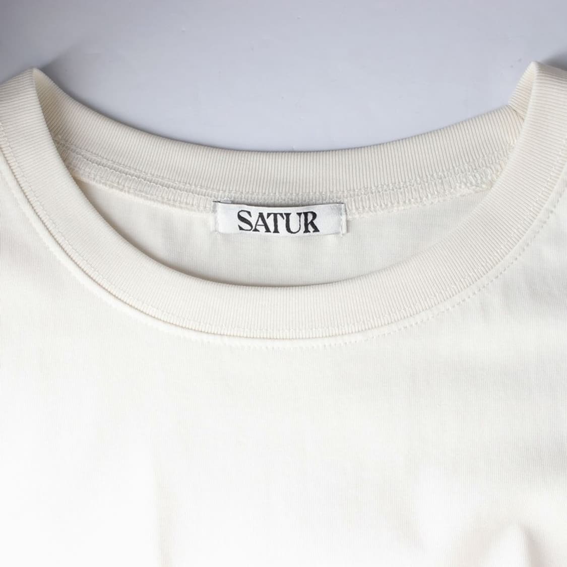 SATUR 로고 자수 크림 반팔 티셔츠 상품이미지5