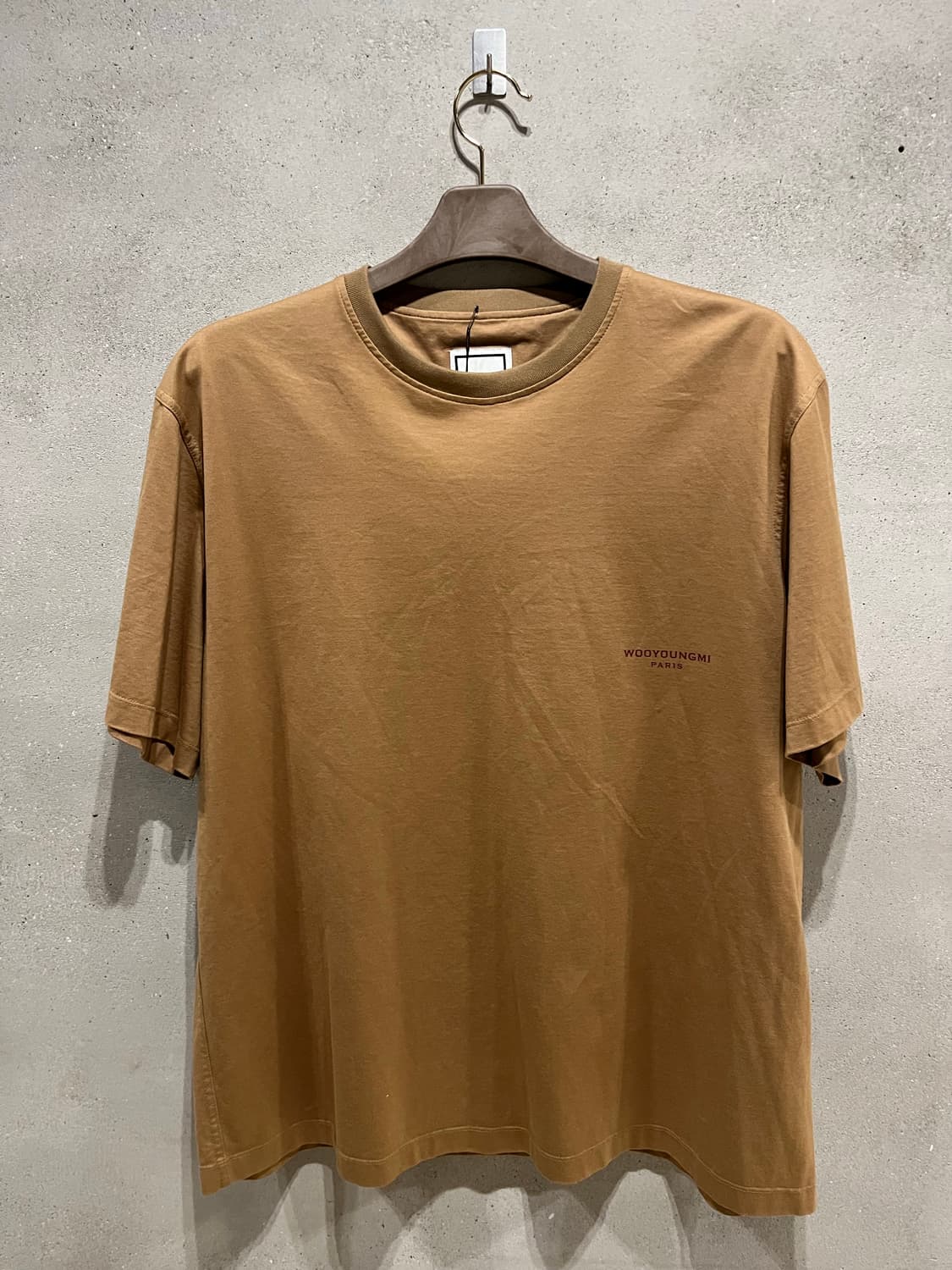 우영미 백로고 반팔 티셔츠 베이지 상품이미지2