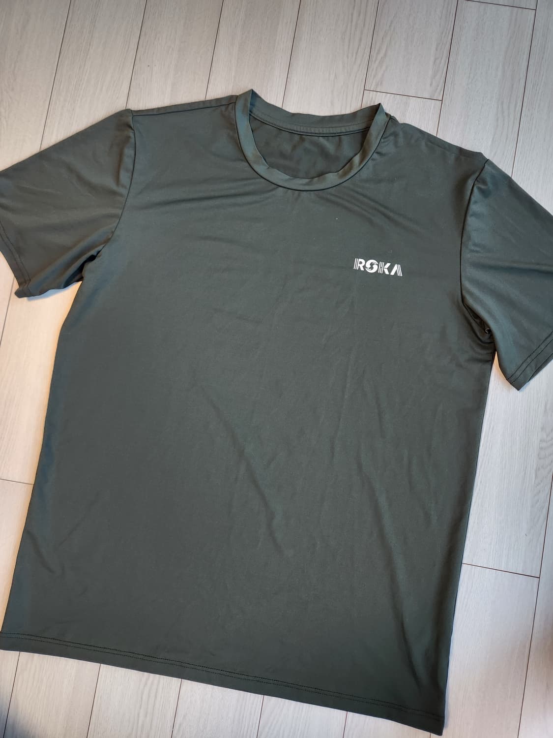 새상품급) 로카 R.O.K.A 기능성 러닝 반팔티 카키색 사이즈100

 상품이미지1