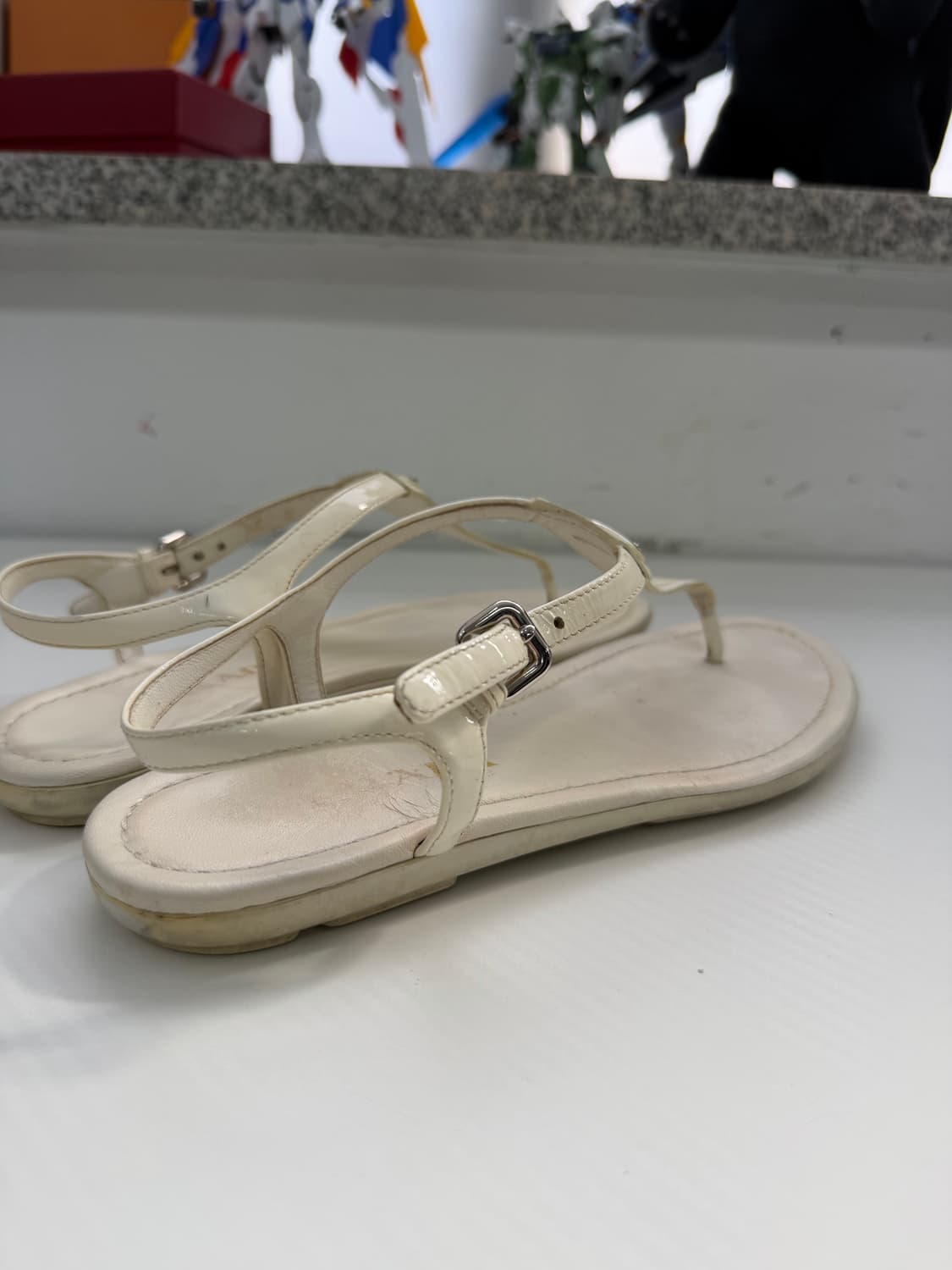 정품) 프라다 삼각로고 화이트 쪼리 샌들 37 상품이미지4