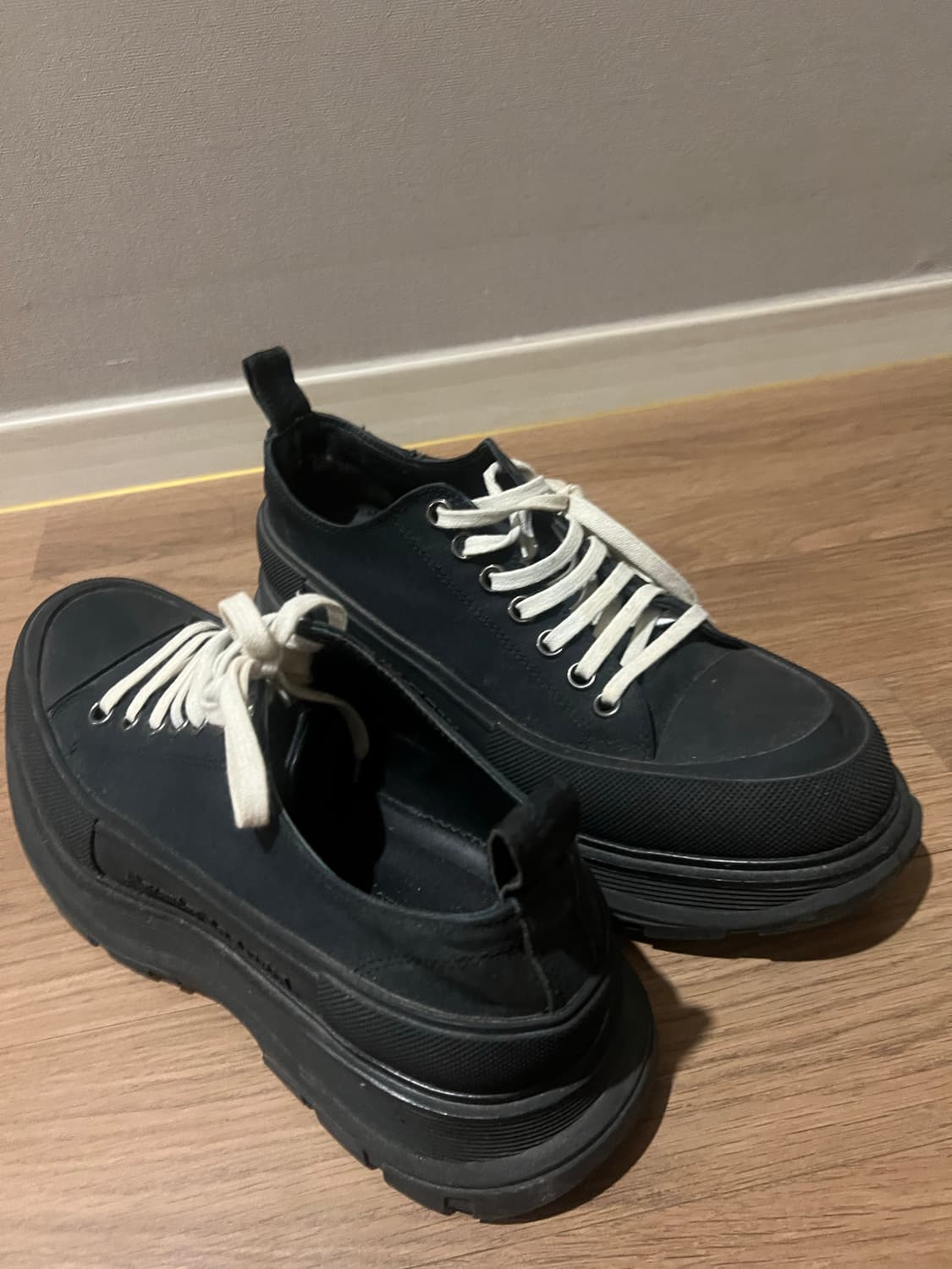 (정품) 알렉산더 맥퀸 스니커즈 42 상품이미지3