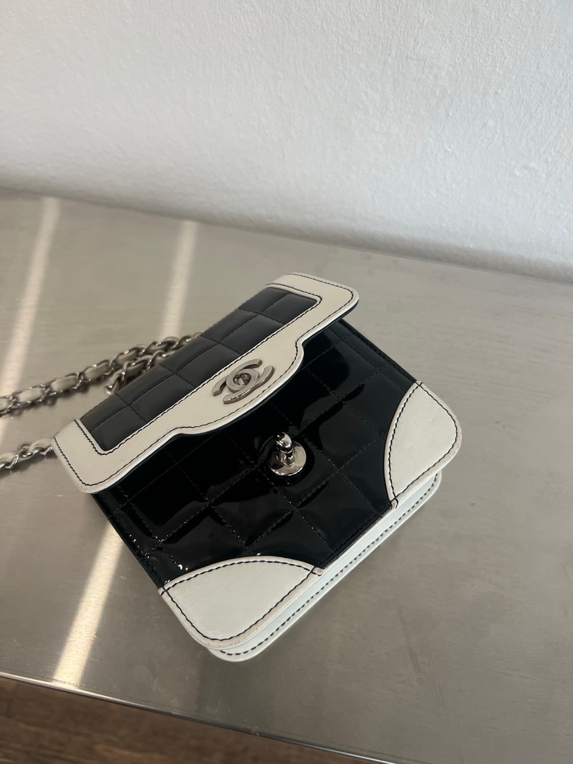 샤넬미니백 샤넬초콜릿바 페이턴트 체인숄더백 상품이미지8