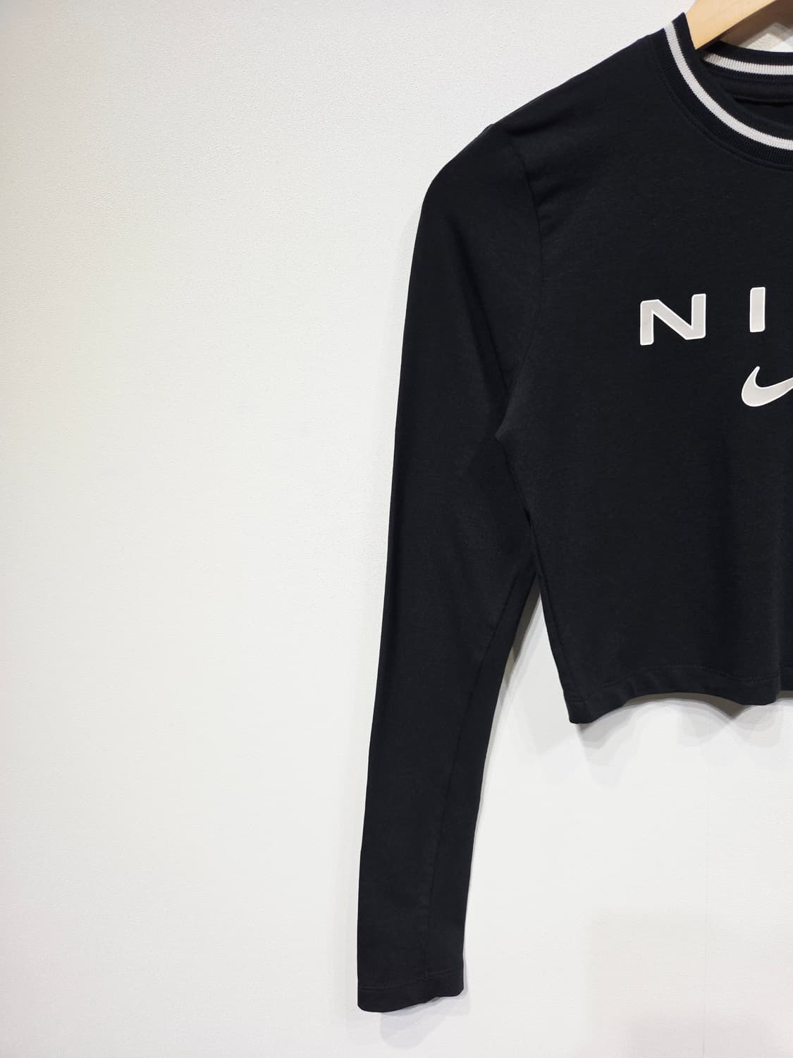 (새 상품) 나이키(NIKE) 슬림핏 긴팔 크롭 티셔츠 블랙 상품이미지3