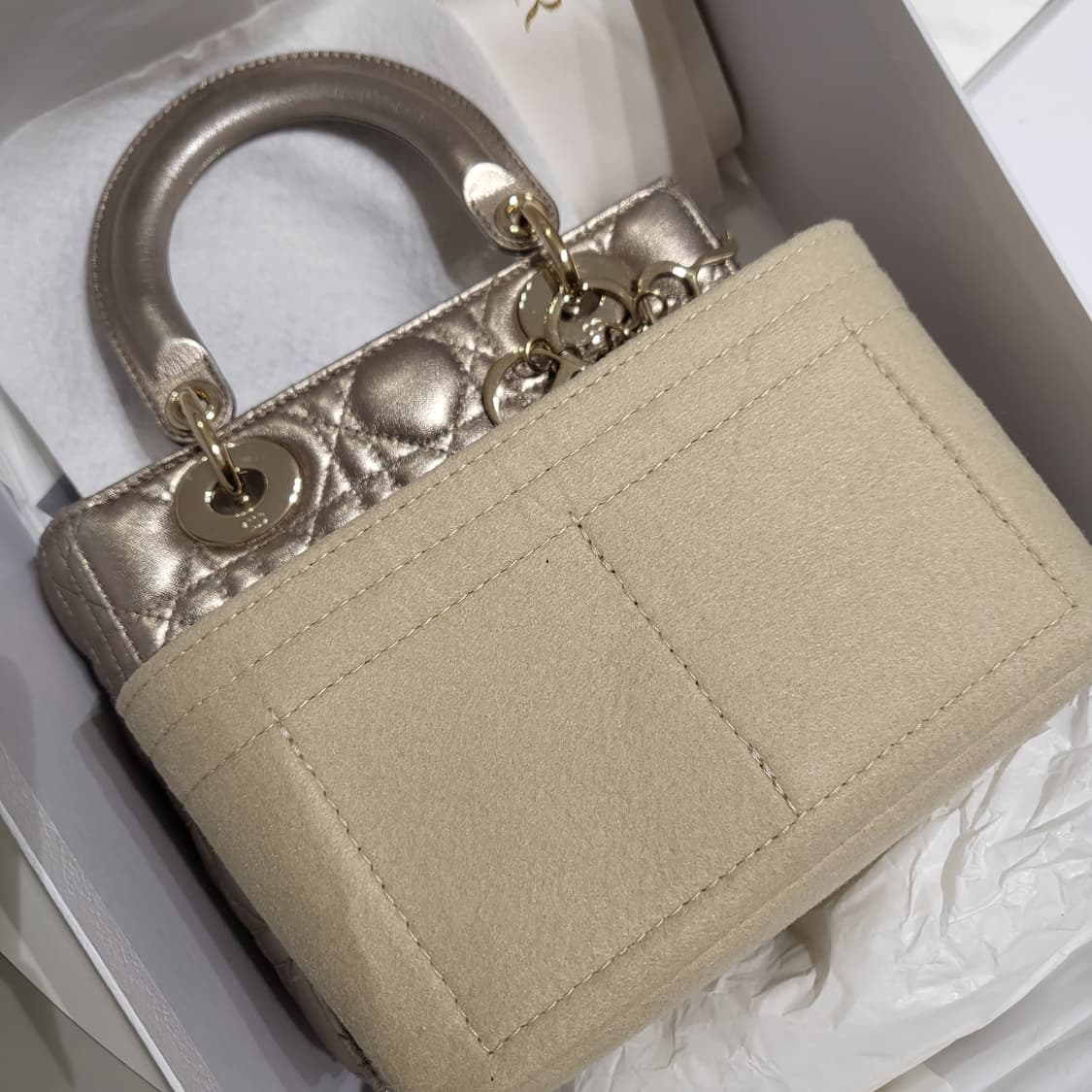 Dior 매장가840만원 디올 정품 레이디백 ABC 스몰 금장 이니셜참 상품이미지10