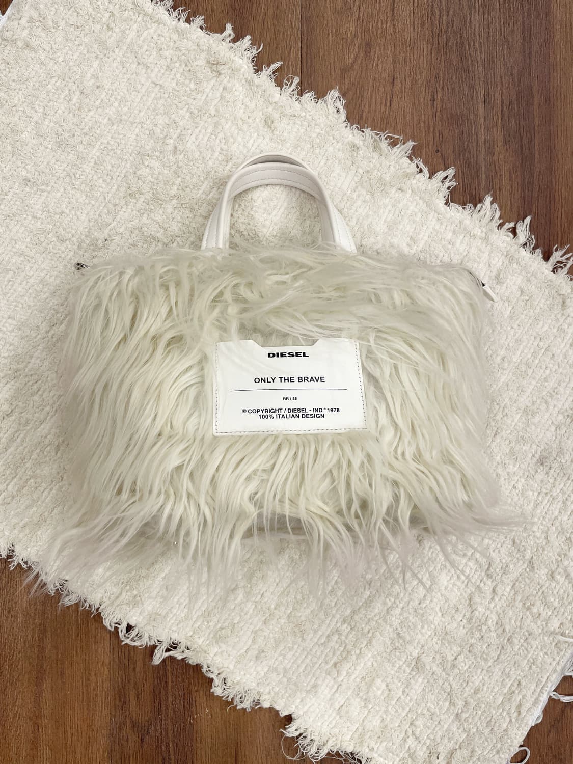 디젤 미니 토트 숄더백 퍼 텍스처 더블핸들 지퍼 디테일 아이보리 상품이미지1