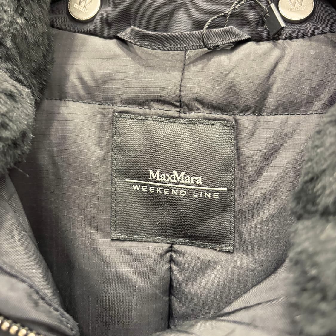 막스마라 위켄드 다운 롱 패딩 코트 퍼 후드 블랙 퍼 라이닝 디테일 블랙 상품이미지8