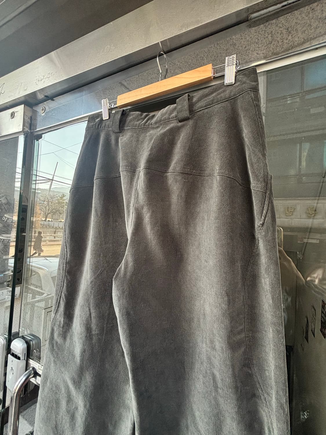 더콜디스트모먼트 코듀로이 메쉬 와이드 팬츠 차콜 상품이미지4