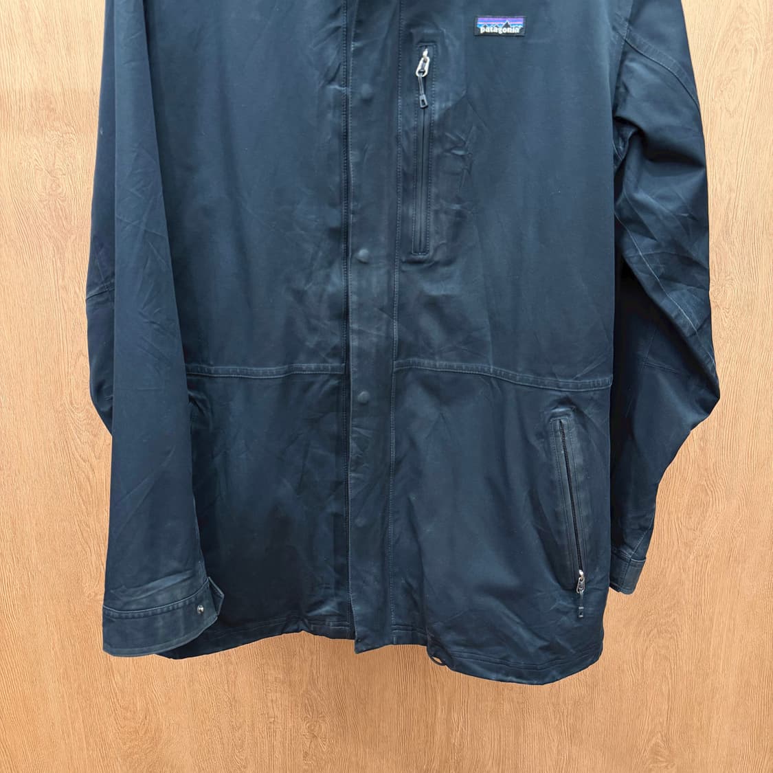 파타고니아 후드 아웃도어 자켓 로고 패치 지퍼 포켓 절개 디테일 블랙 상품이미지5