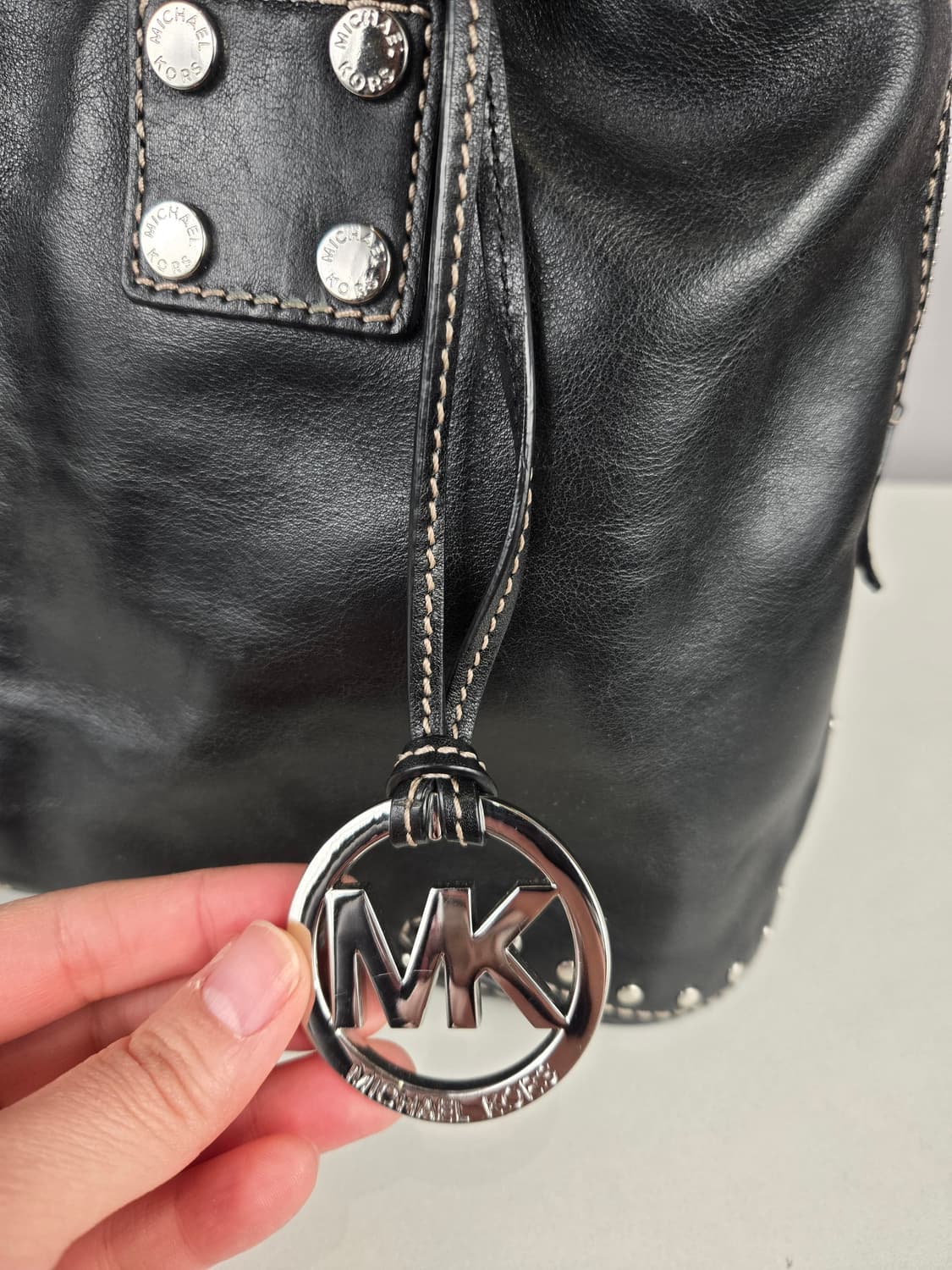 마이클코어스 Asor 아스터 백 스터드 토트백 가방 정품 블랙 은장 상품이미지4