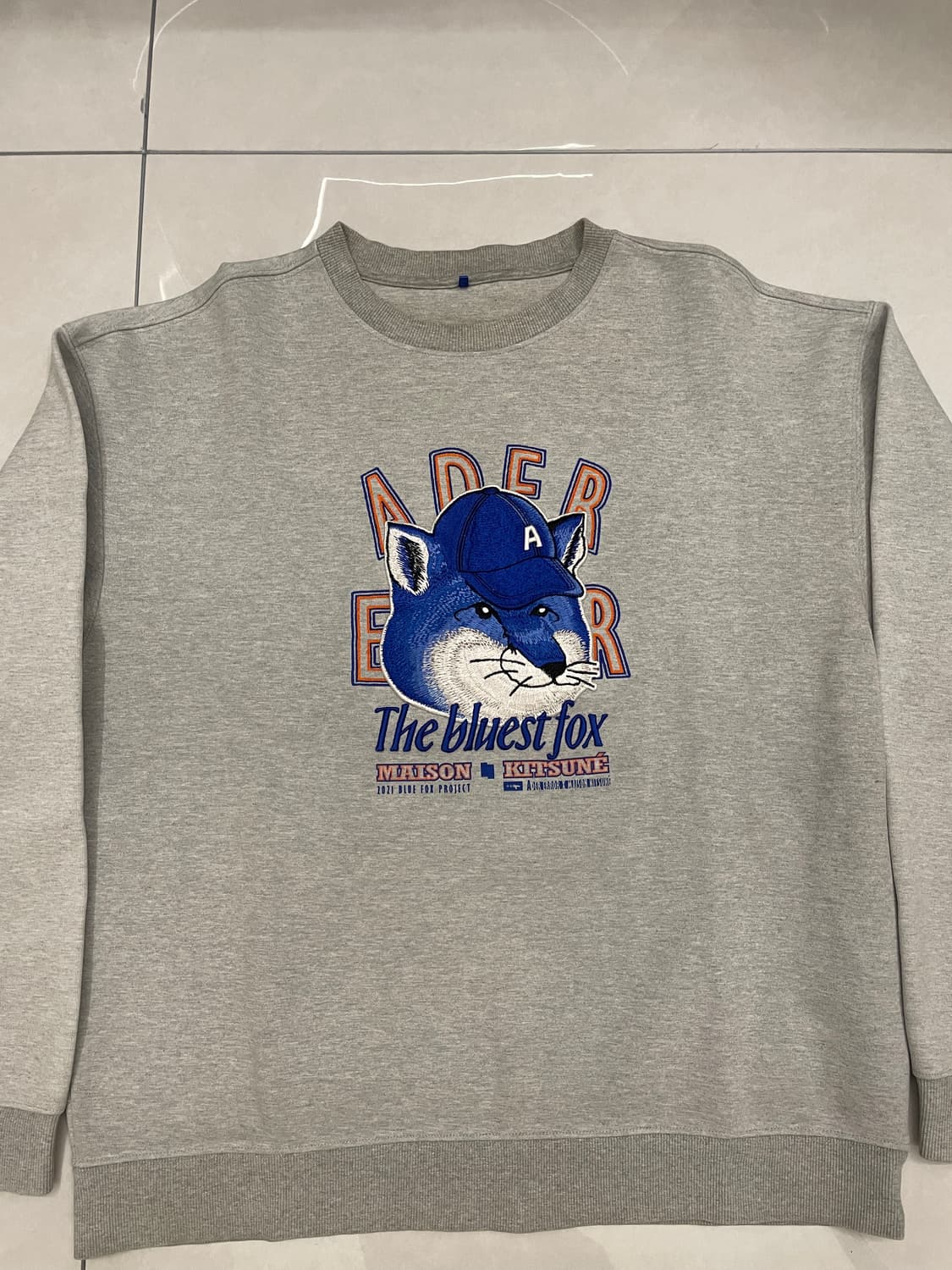 아더에러 메종키츠네 더 블루이스트 폭스 스웻셔츠 그레이 상품이미지1