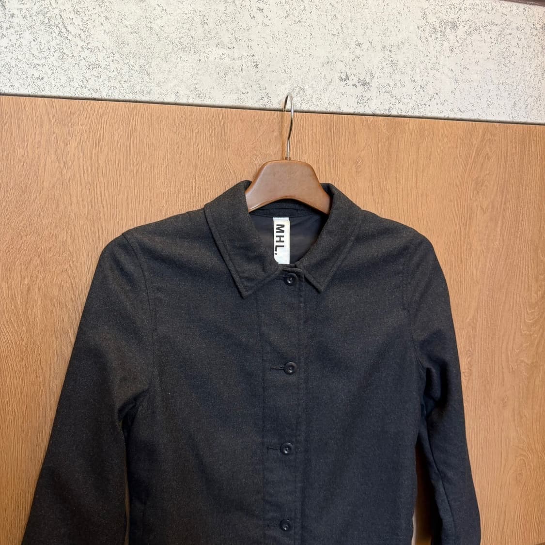 마가렛 호웰 코튼 자켓 버튼 클로징 카라넥 디테일 레귤러핏 블랙 상품이미지3