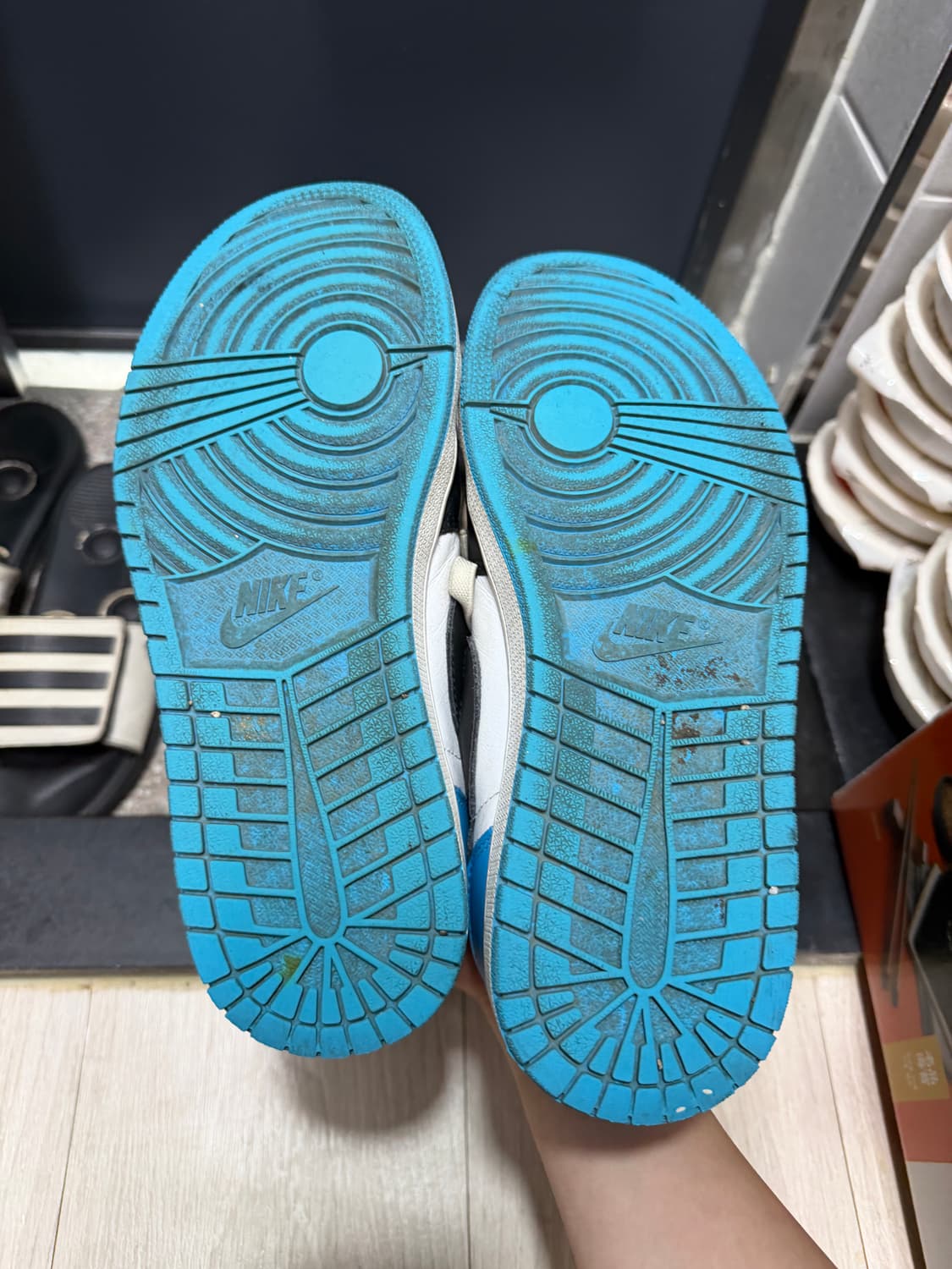 Jordan 1 Retro Low OG Black and Dark Pow 상품이미지3