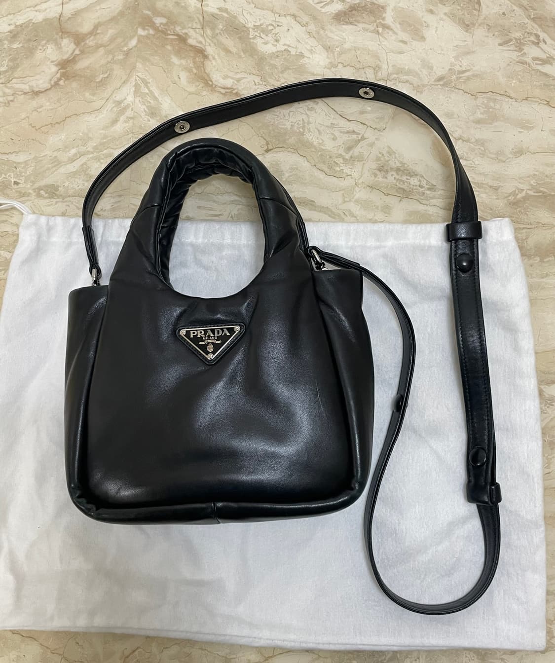 프라다 소프트 나파가죽 스몰 패딩백 상품이미지2