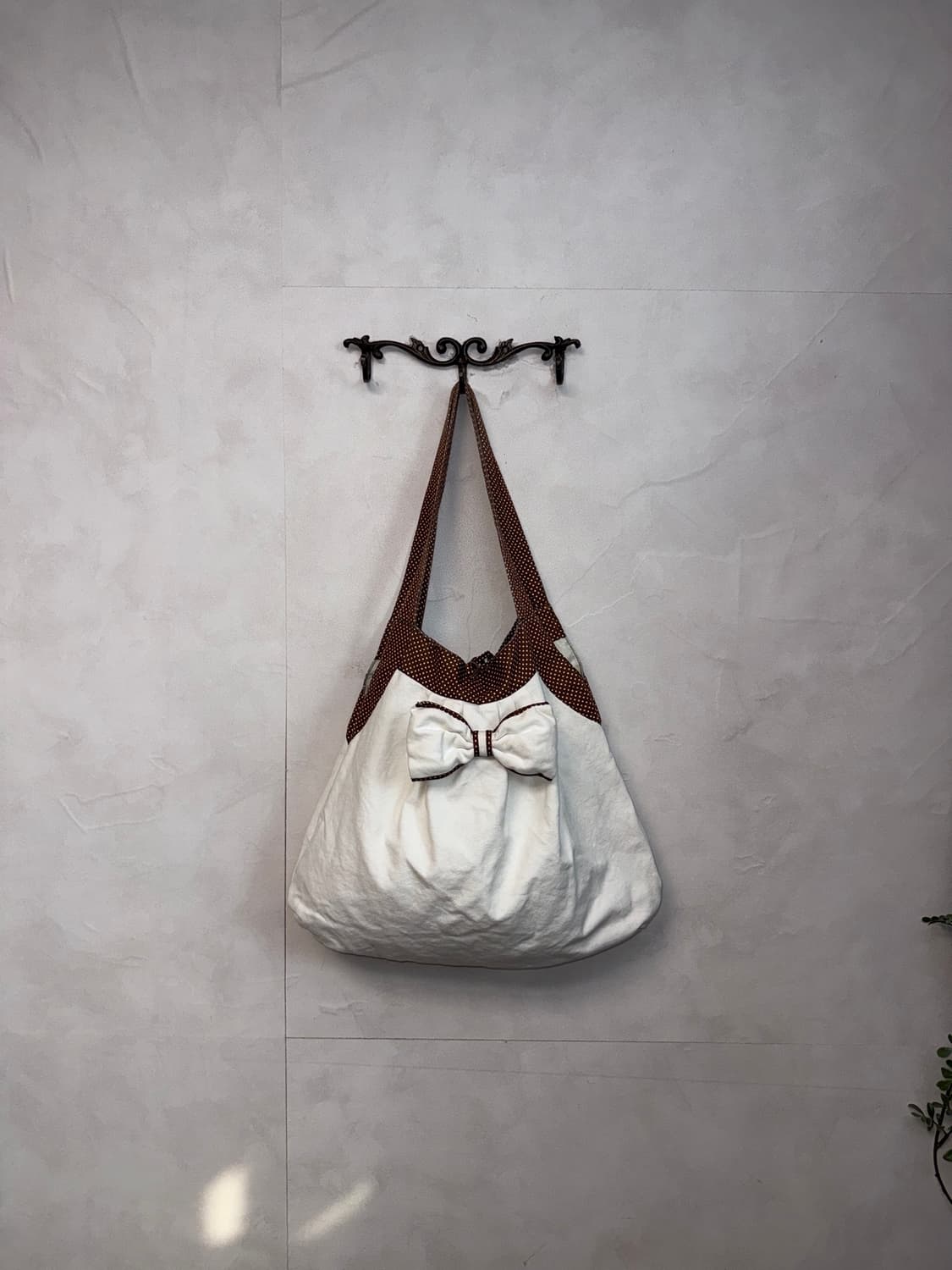 White brown dot ribbon tote bag 상품이미지1