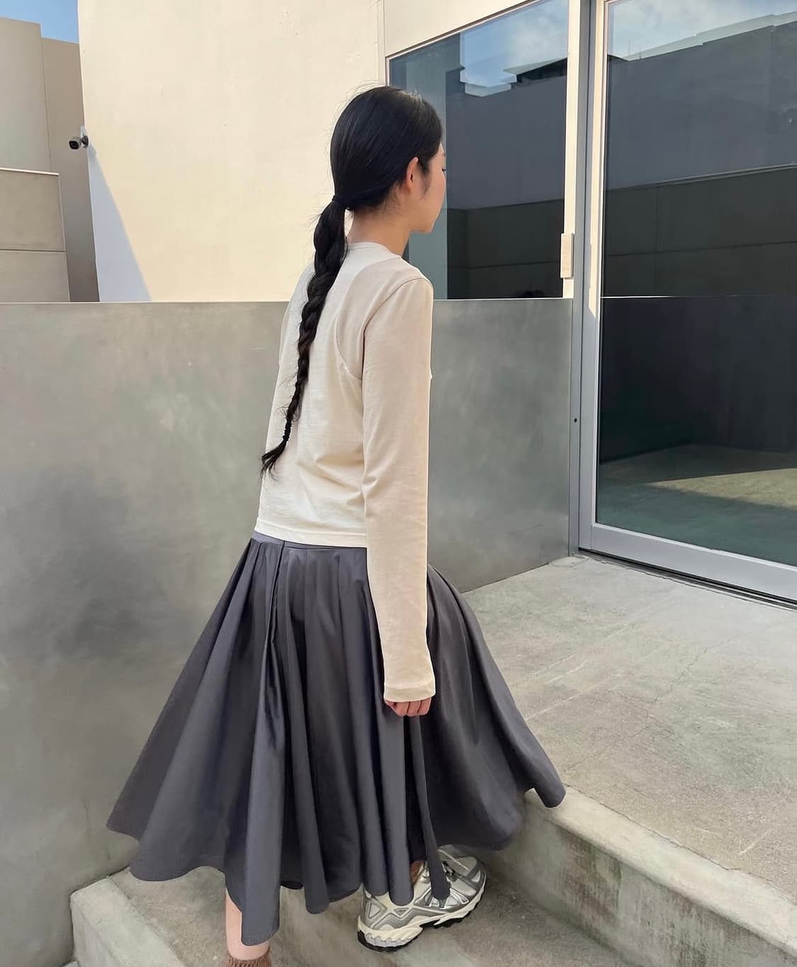 999휴머니티 새틴 플리츠 스커트 그레이 상품이미지2