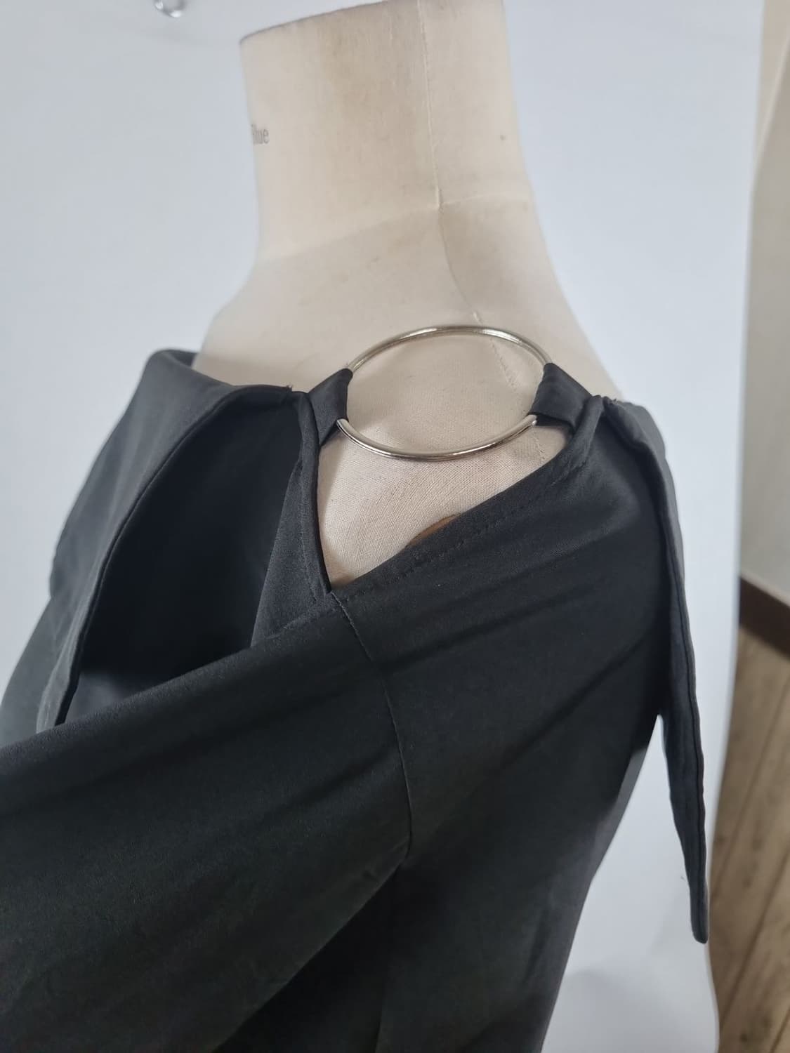 GYDA 블랙 오프숄더 블라우스 상품이미지2