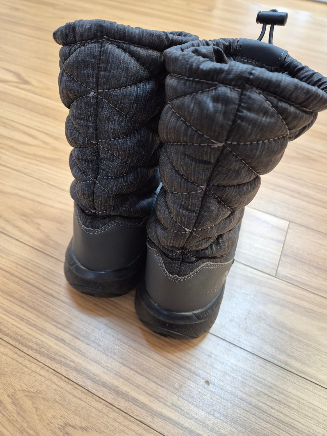 노스페이스 퀼팅 방한 부츠 230사이즈 팝니다. 색상은 무난한 회색이라  상품이미지4