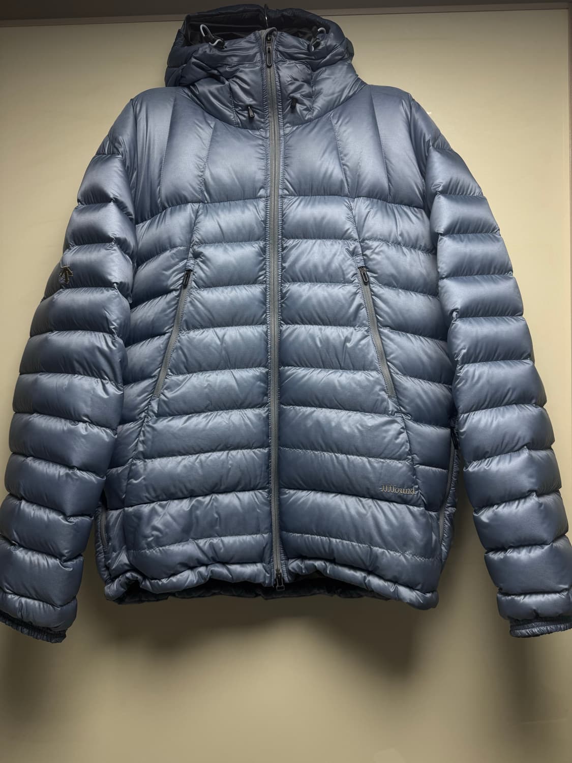 데상트 얼터레인 x 자운드 다운 자켓 스톰 블루(L) 상품이미지3