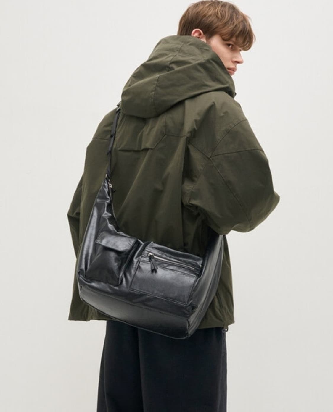 24ss SYSTEM 시스템 크랙 호보백 블랙 레더 상품이미지3