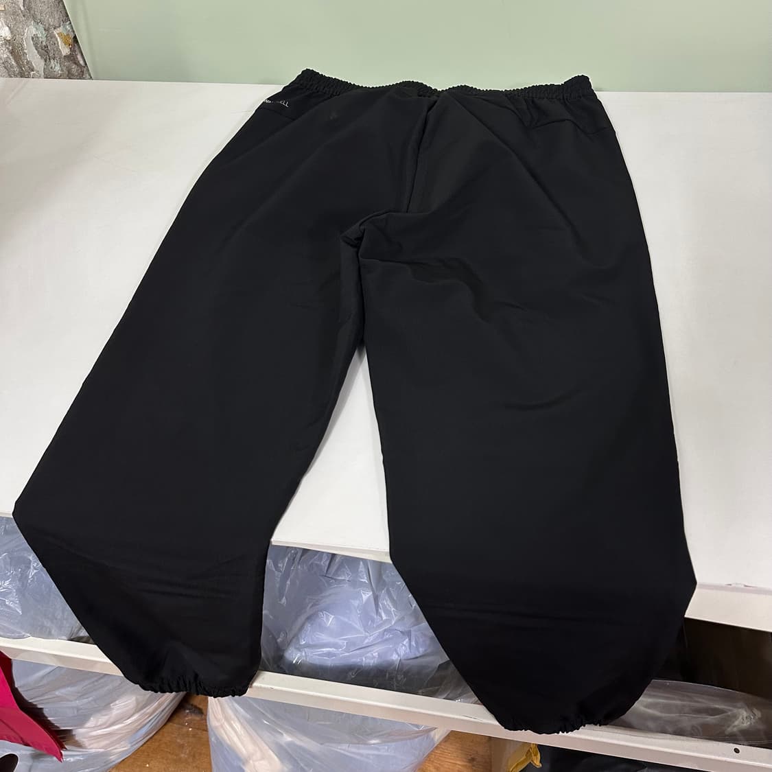 L 푸마 블랙 기본로고 레귤러핏 바막재질 조거팬츠 상품이미지4