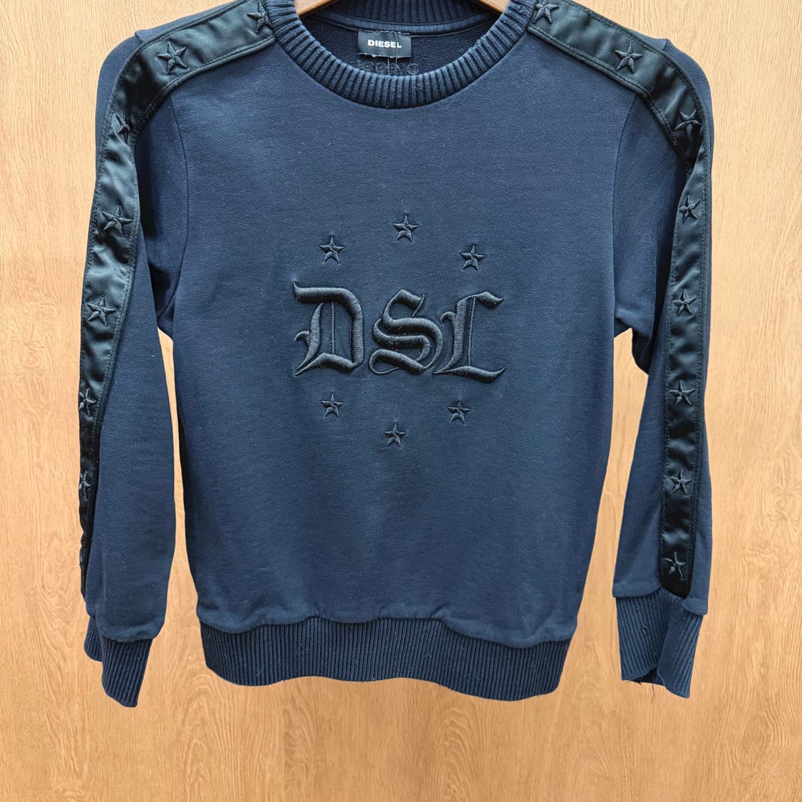 디젤 라운드넥 맨투맨 로고 레터링 자수 스타 패치 숄더 배색 디테일 블랙 상품이미지4