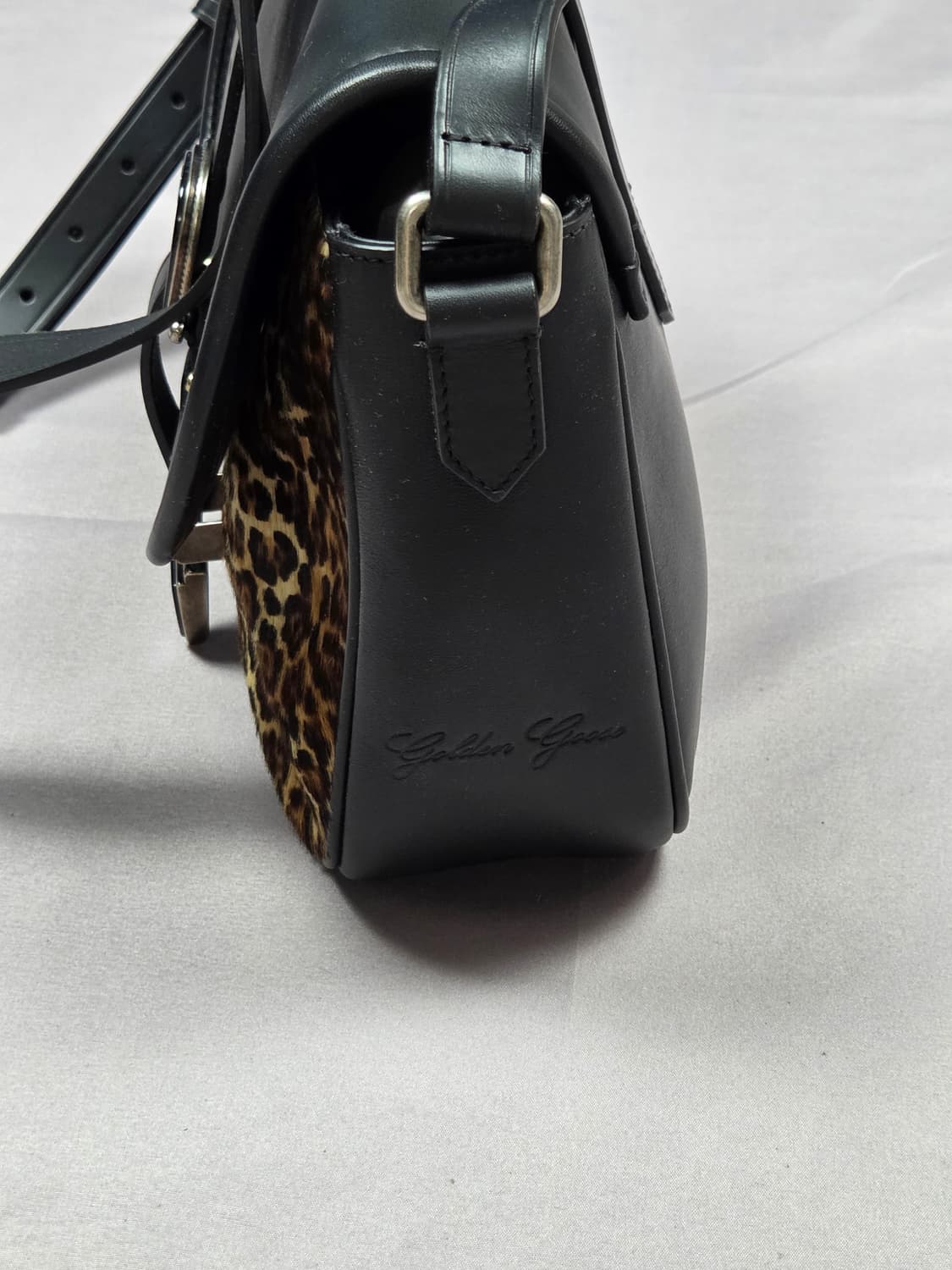 [골든구스] 웨스턴 버클 스터드 레오파드 송치 크로스백 | G00018 상품이미지3