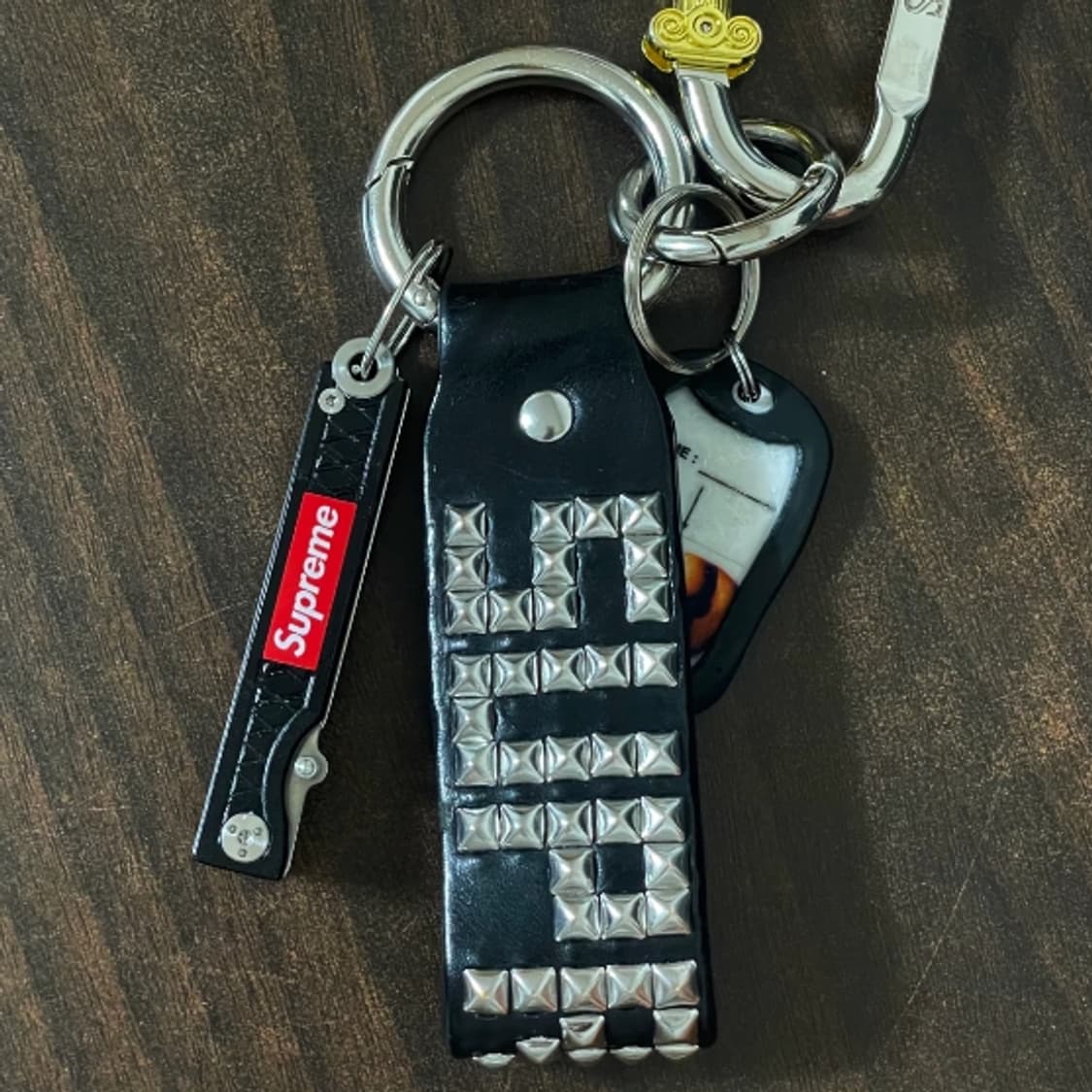 슈프림 x 할리우드 트레이딩 컴퍼니 스터드 키체인 블랙 - 23SS 상품이미지2