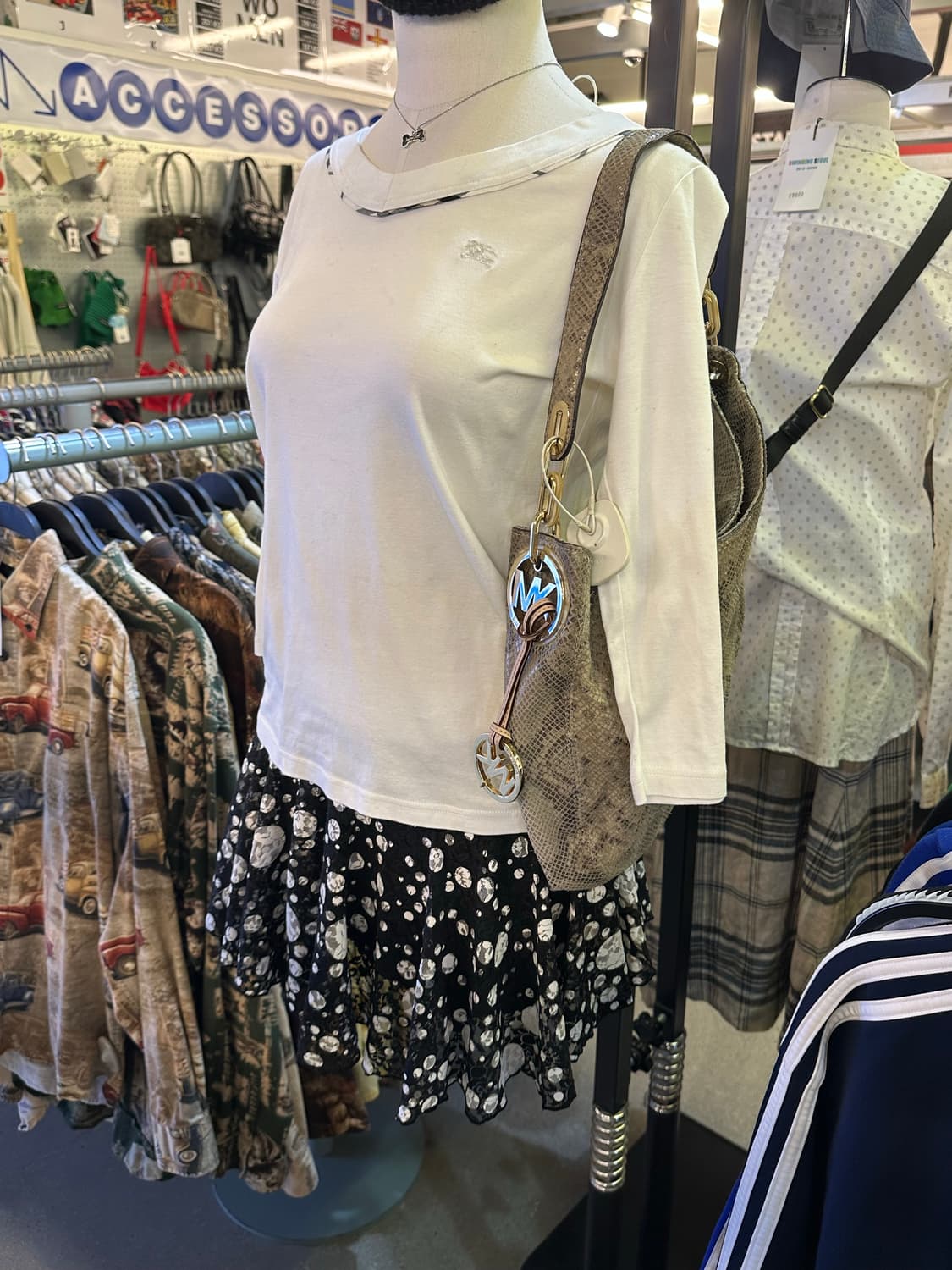 BURBERRY 버버리 화이트 브이넥 롱슬리브리스 상품이미지1