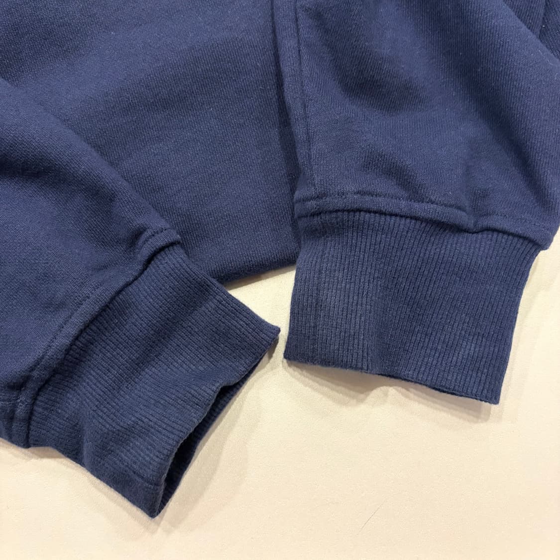 [M] 아미 스몰 하트 로고 네이비 맨투맨 B306 상품이미지6