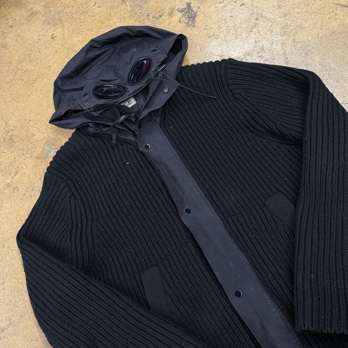 [정품] C.P.컴퍼니 고글 후드 니트 블랙 b18 상품이미지1