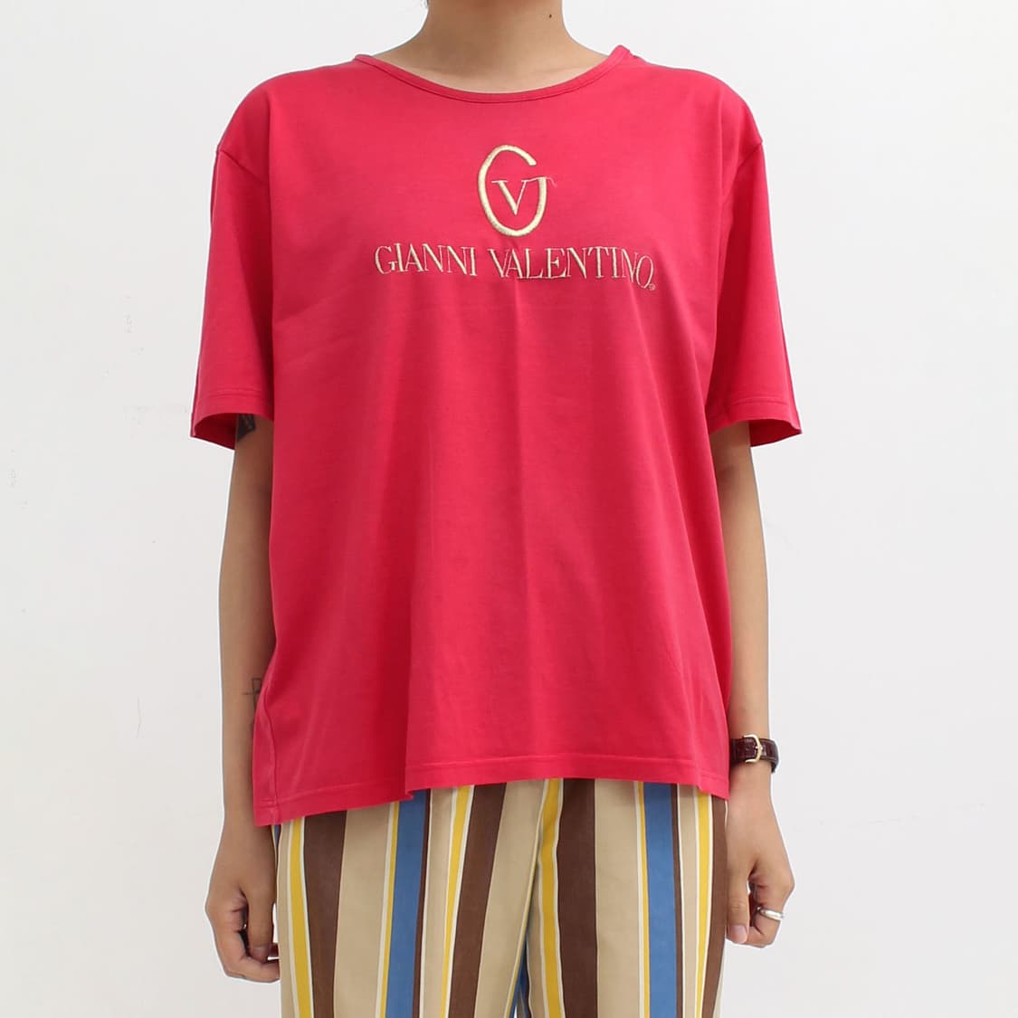 지아니 발렌티노 Valentino 레드 골드 로고 자수 반팔티셔츠 상품이미지1