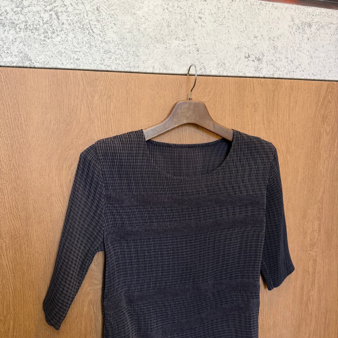 빈티지 라운드넥 플리츠 블라우스 7부 소매 디테일 레귤러핏 블랙 상품이미지3