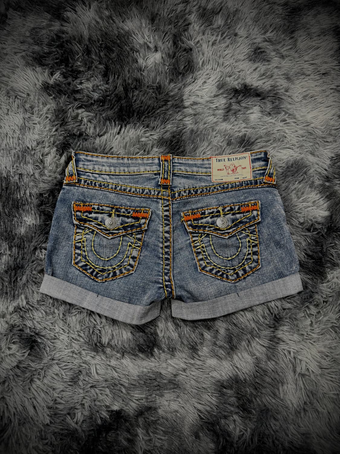 True Religion 오렌지 스티치 데님 숏팬츠 상품이미지2