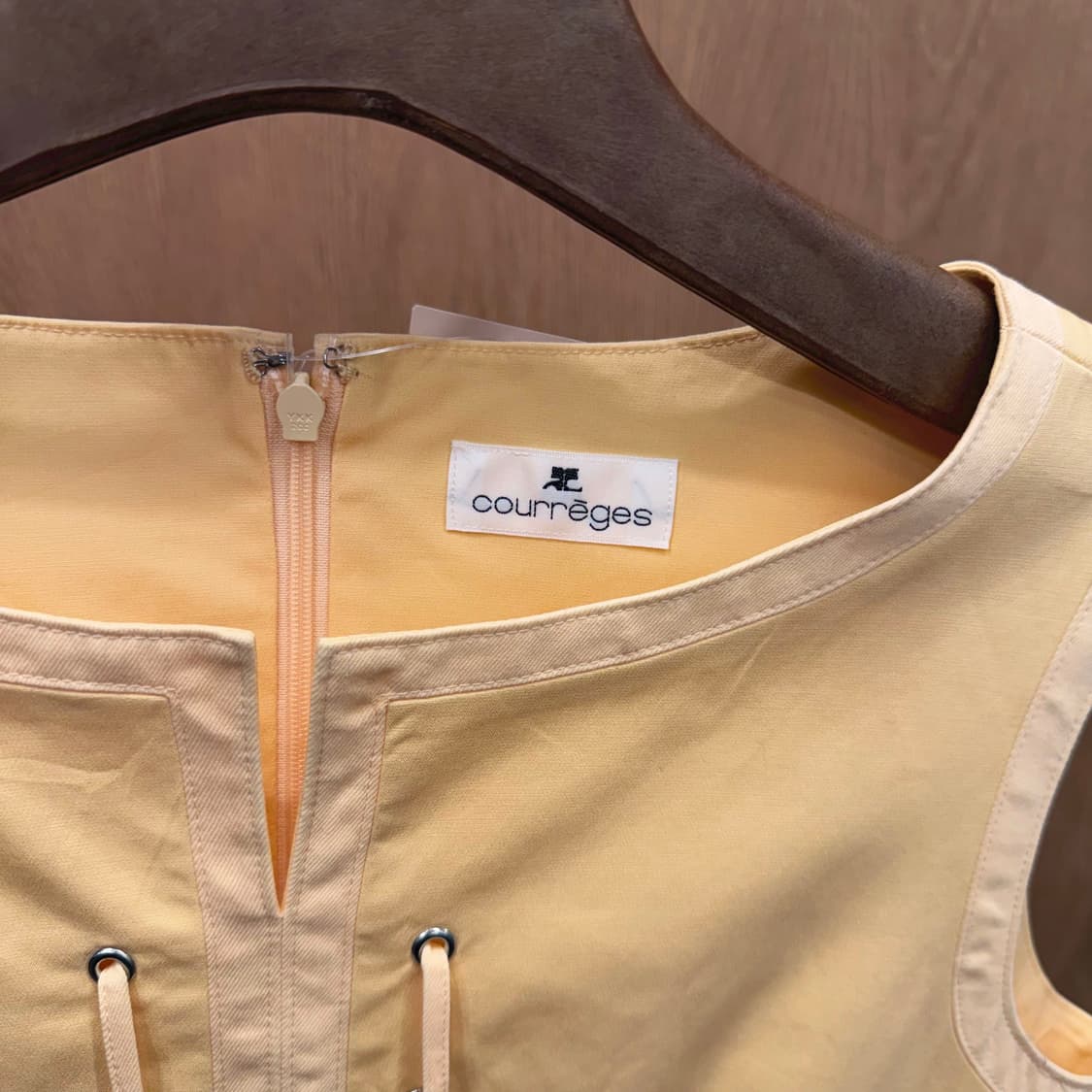 꾸레쥬 라운드넥 슬리브리스 미디 원피스 레이스업 스트랩 디테일 옐로우 상품이미지5