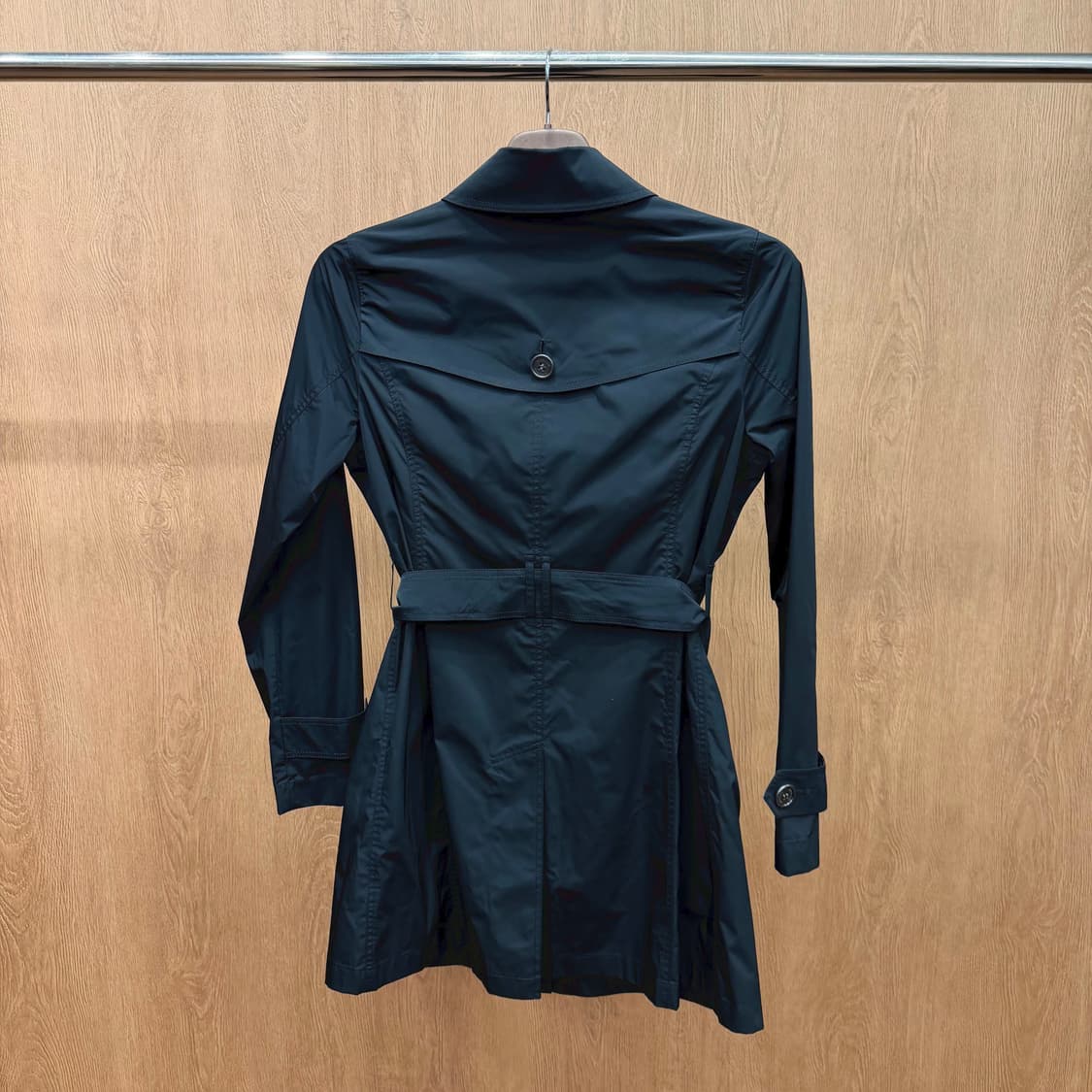 버버리 런던 하프 자켓 벨트 스트랩 플랩 포켓 디테일 슬림핏 블랙 상품이미지3