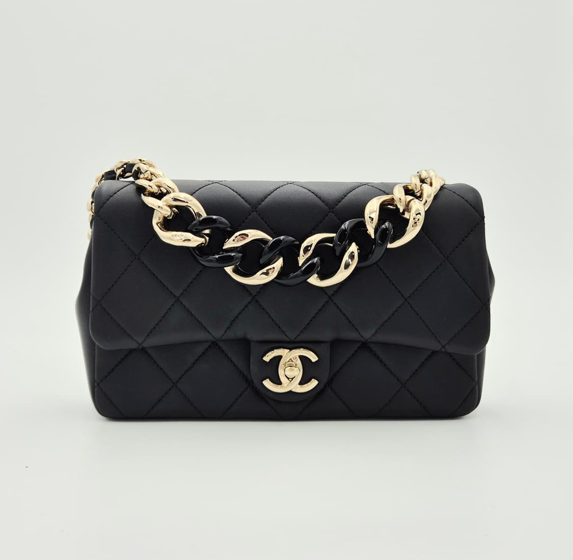 샤넬 램스킨 CC 플랩
볼드체인 숄더백

AS1353

 상품이미지2