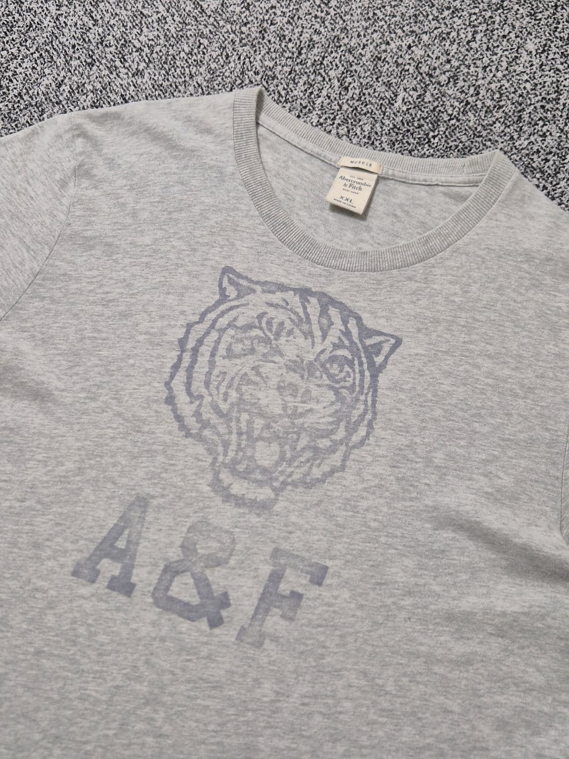 빈티지9. 아베크롬비 A&F 타이거 로고 반팔 티셔츠 그레이 상품이미지2