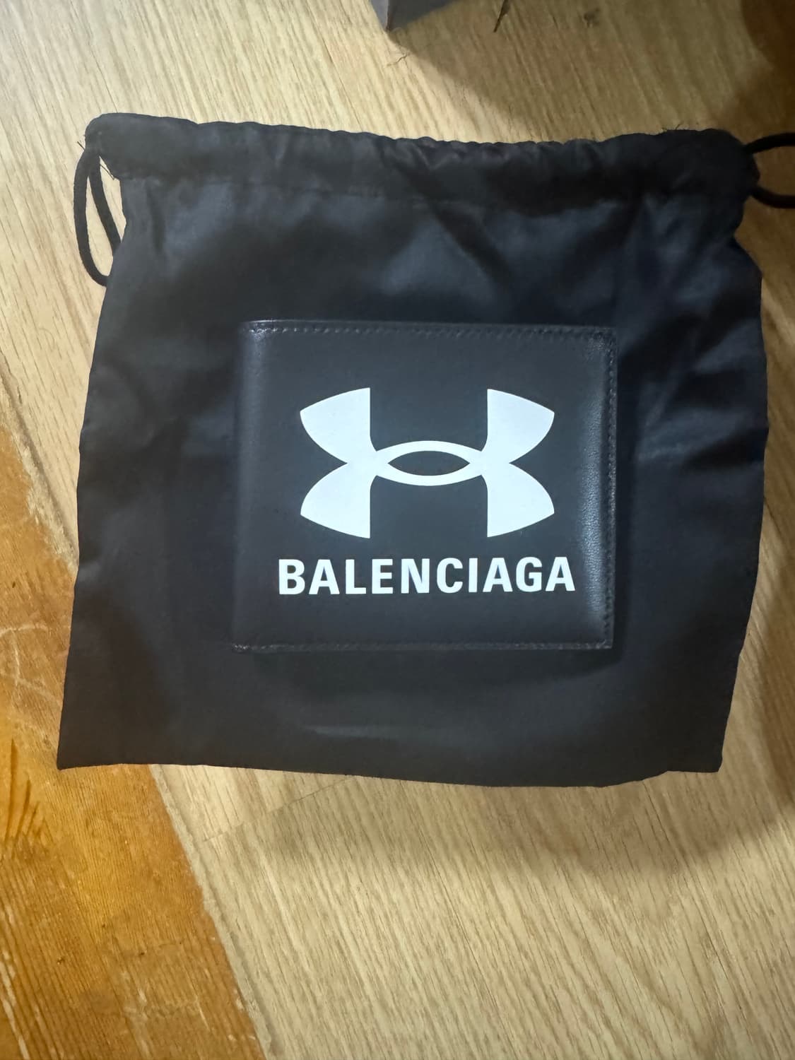 발렌시아가 언더아머 반지갑 상품이미지1