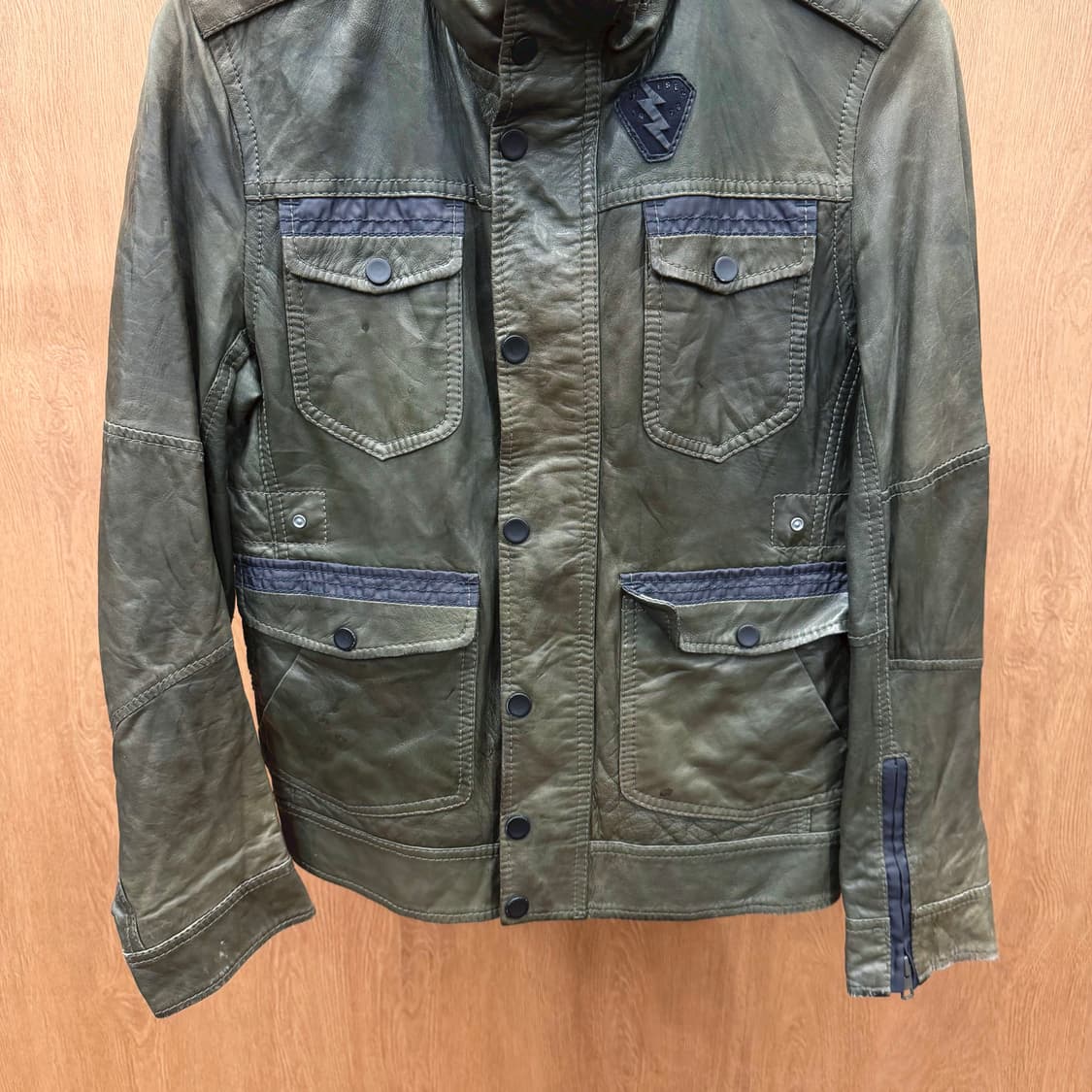 디젤 밀리터리 레더 필드 자켓 배색 에폭 장식 로고 패치 디테일 카키 상품이미지5