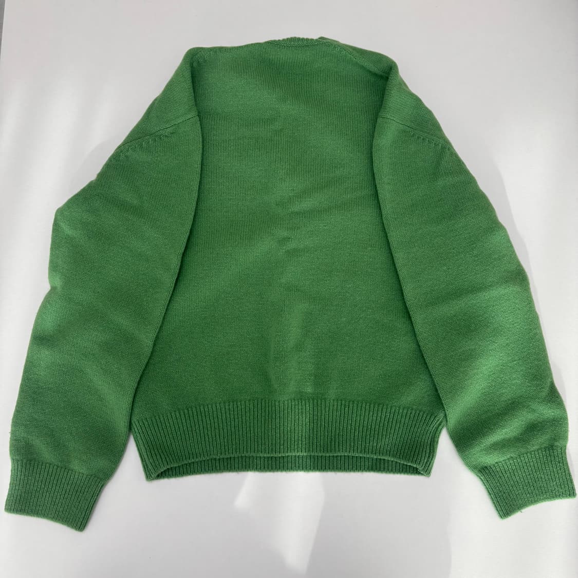 브이넥 니트 Deep V-neck Knit in Green (실착1회) 상품이미지4