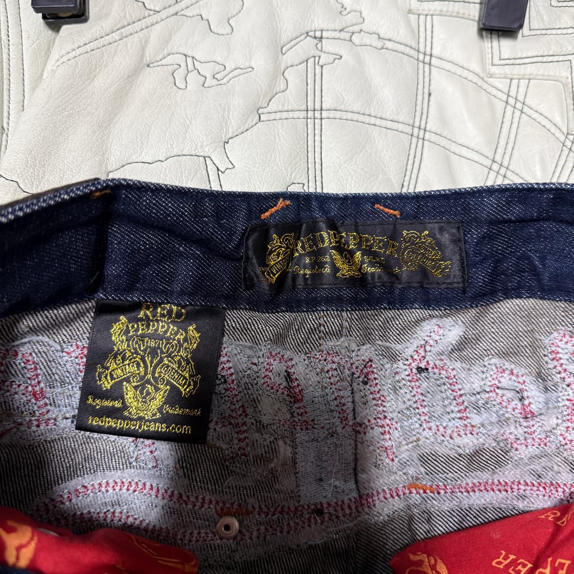 Red Pepper 레드 페퍼 펑크 자수 워싱 디테일 부츠컷 데님 팬츠 상품이미지5