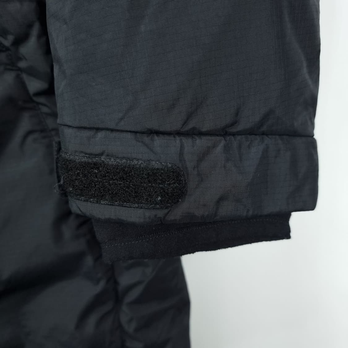 [노스페이스] 로고 자수 구스다운 후드 롱패딩 블랙 M18003 상품이미지6