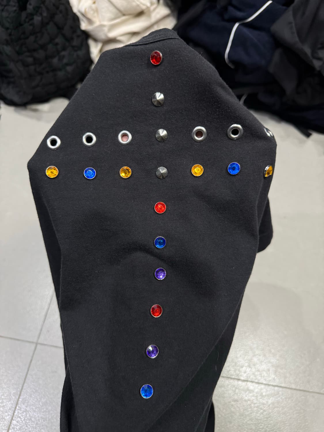 꼼데가르송 라인스톤 스터드 아일렛 십자가 반팔 티셔츠 상품이미지2