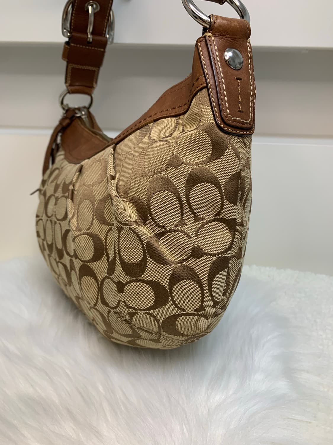 코치 베이지 하프문 숄더백 상품이미지3